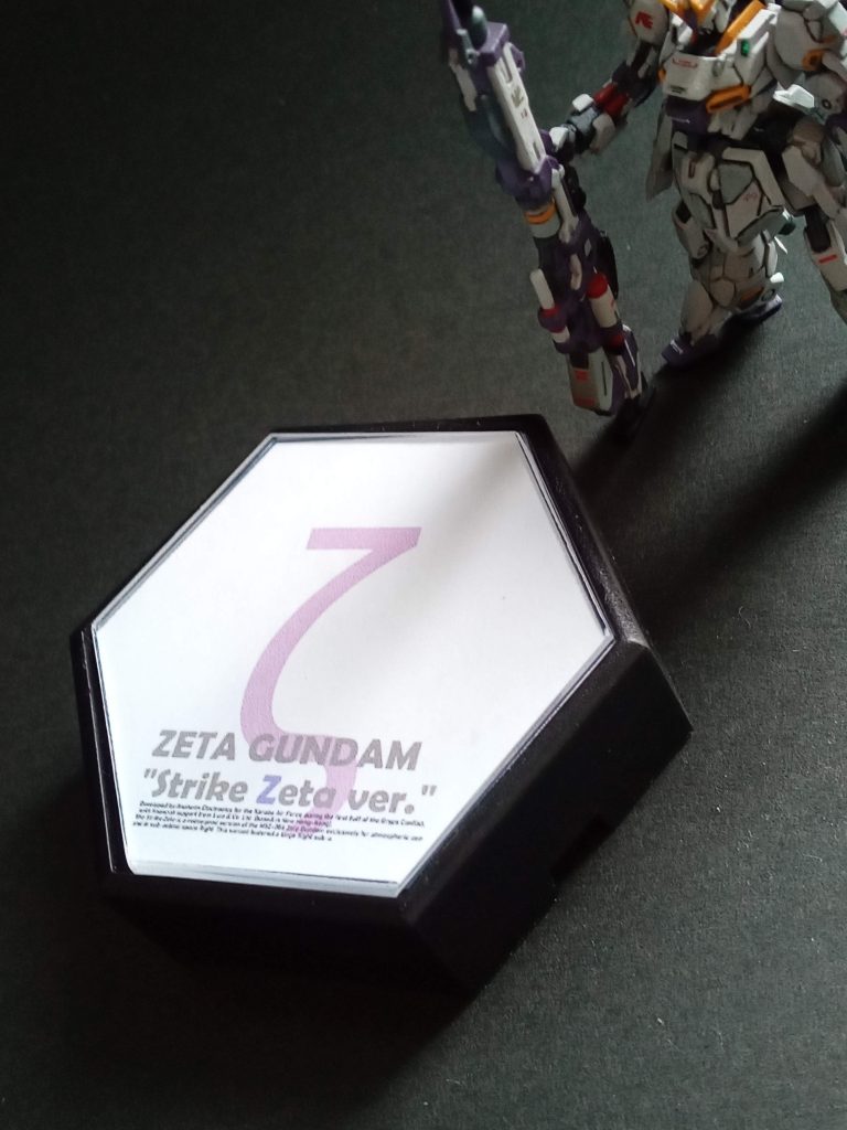 台座。シャープナーコレクションを改造wして完成させました。なかなかお洒落な台座になったかなと。