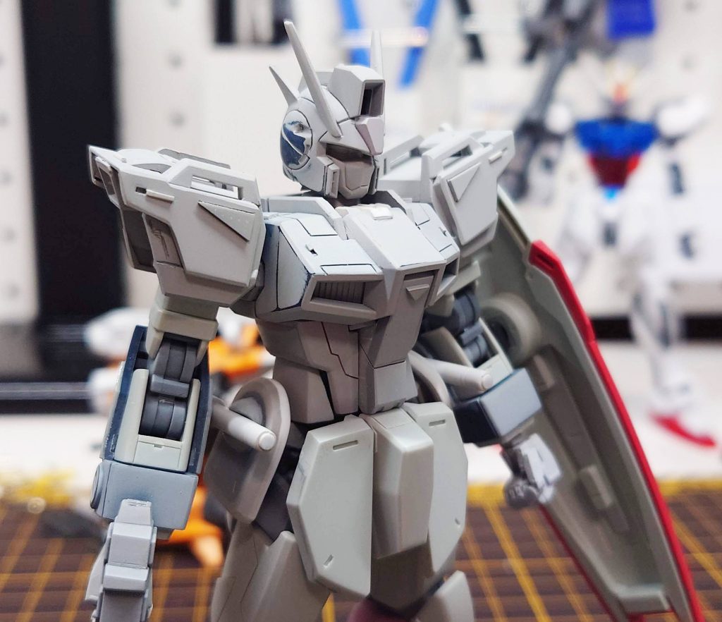 肩の三角形と横のモールドのデザインを最初はスジボリにしようかとしてました。最終的には凹凸を増やした方がいい感じなると思ったのでプラ板とプラ棒など使ってディテールアップしました