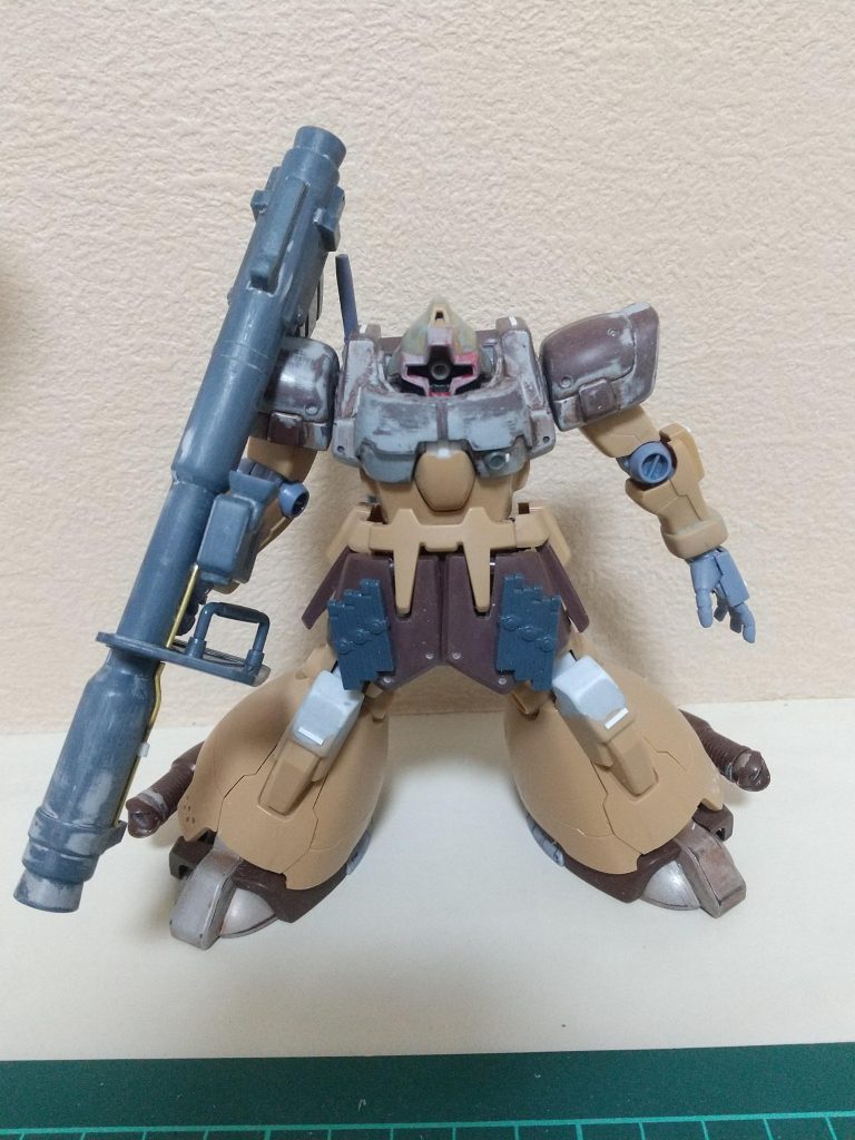 塗装前状態です。膝アーマーが大きい方が好みだったので、少し大型化しています。バズーカの配線部は、キットだとプラ成形の都合でしょうけどのっぺりしたモールドになってしまっていたので、真鍮棒とプラ材を使って作り直しています。