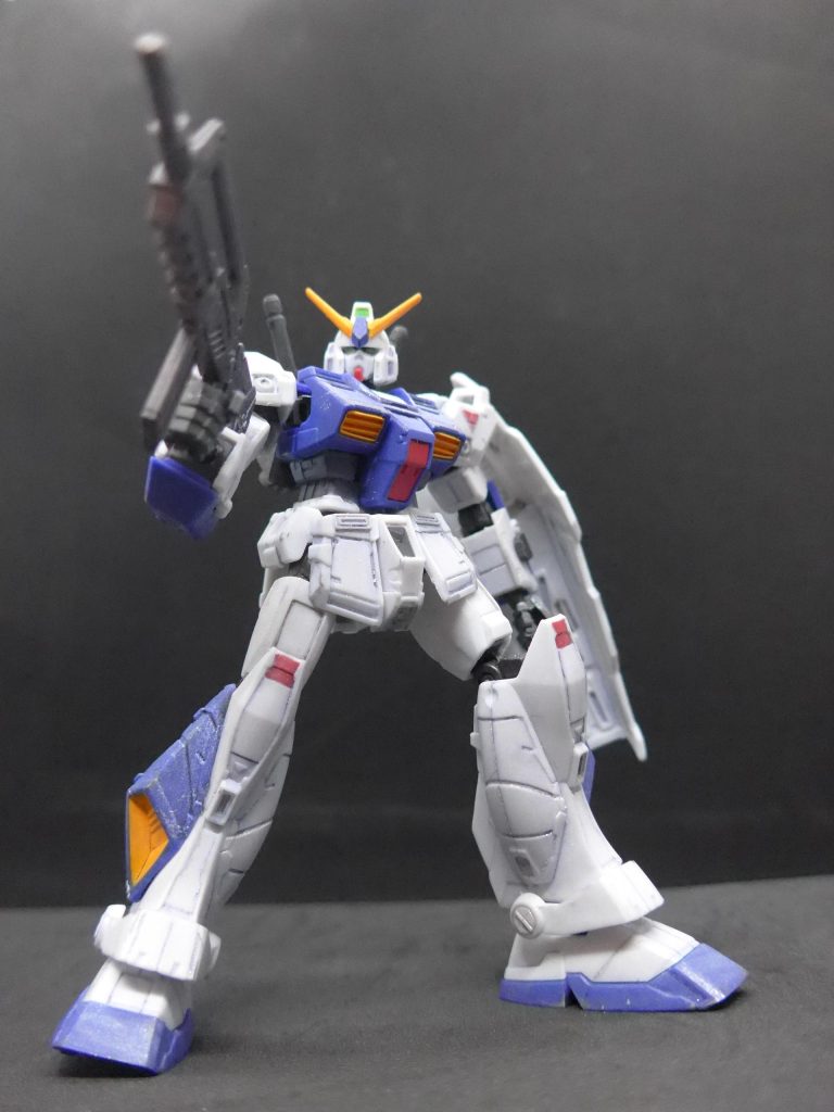 せっかくのGフレームなので（少々動かすのが怖いところもありますが）ライフルを構えたところです。写真って粗は目立つのにアピールしたい表面処理が目立たないのがもどかしいです・・・。