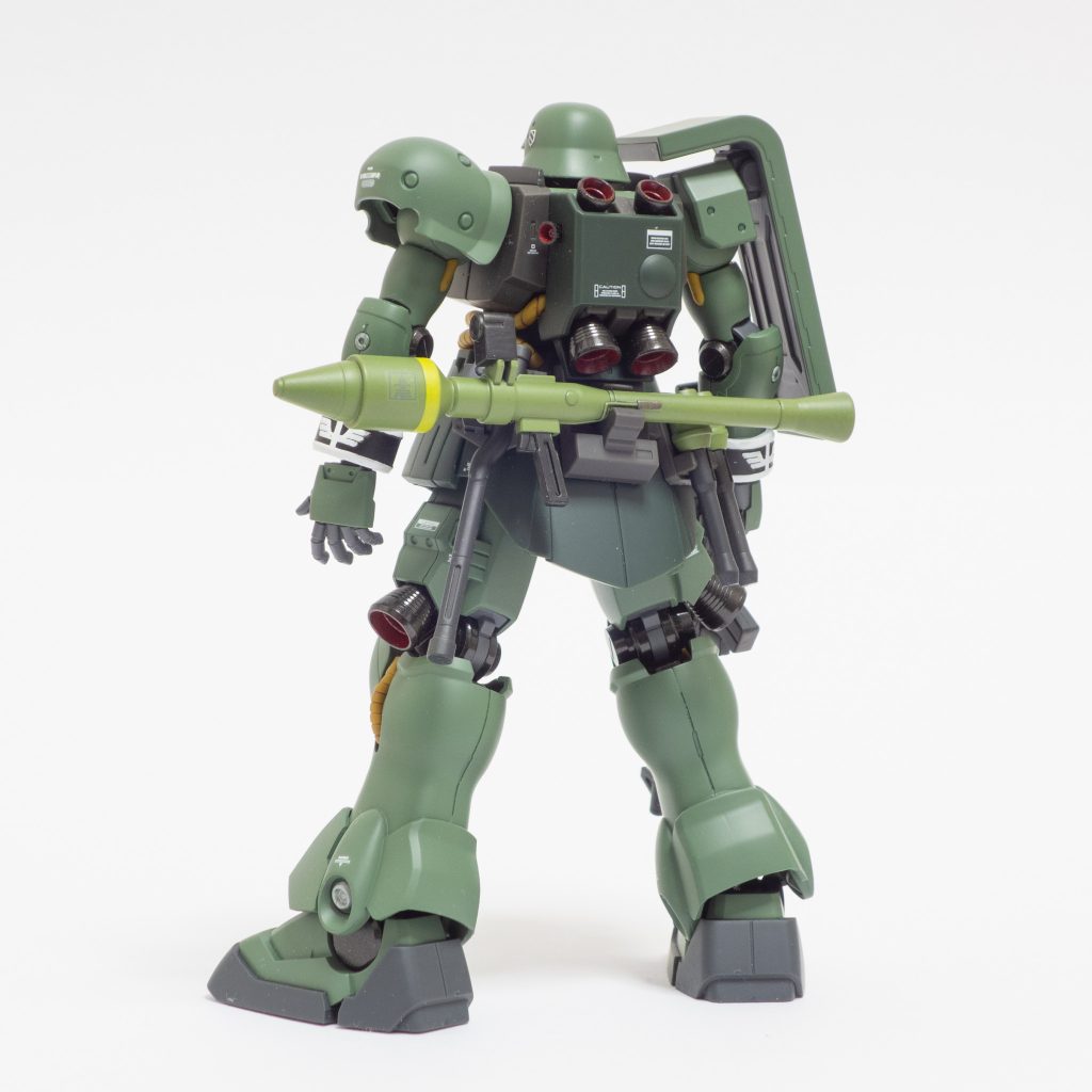 胴部他のダークグリーン、つま先他のダークグレー、動力パイプが無塗装です。薄いグリーンは合わせ目消しの関係で塗装しました。