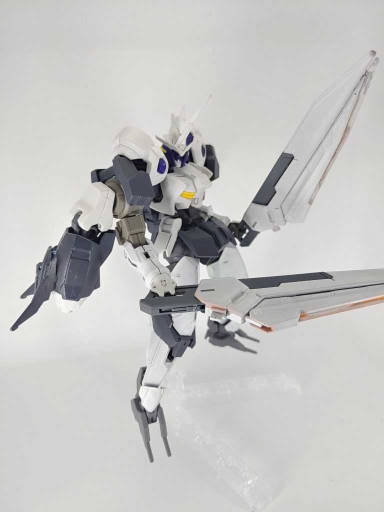 合体前。ツインドライブのように両肩にセラヴィーガンダムシェヘラザードのGNドライブ、ハルートのGNソードライフルを装備した機動性のある近接機体。