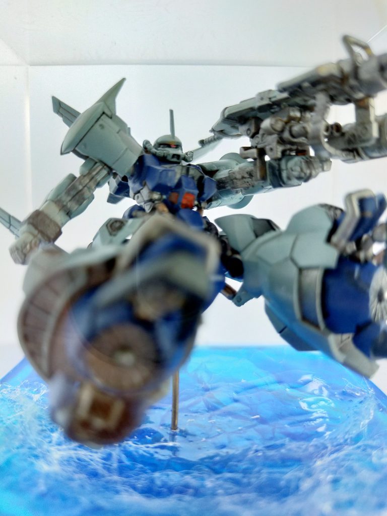 もともと逆関節なんですが足を上げたら、なんか変だったので膝を曲げて上げてるように加工しました。