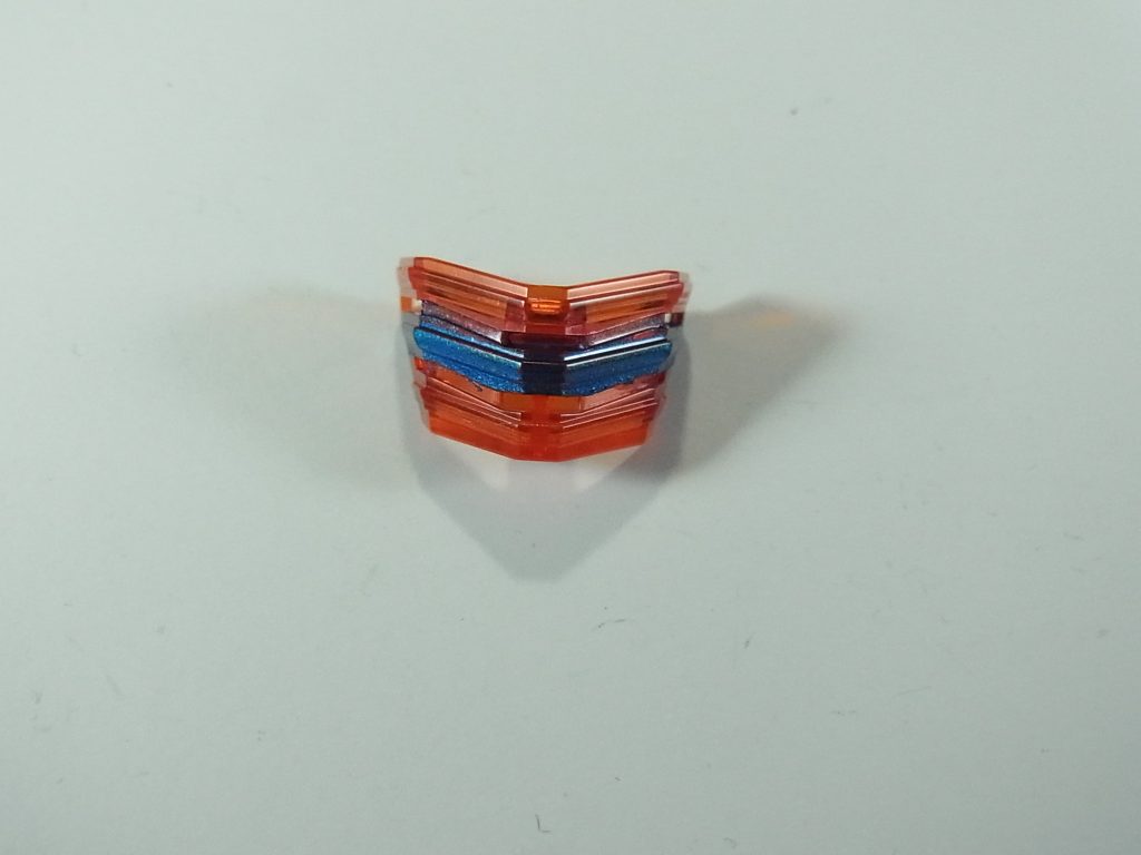 隊長の顔は、青になる部分(写真の部分)をカットし、隊員の青いクリアパーツをカットしてつなげれば顔のクリアパーツ化ができます。