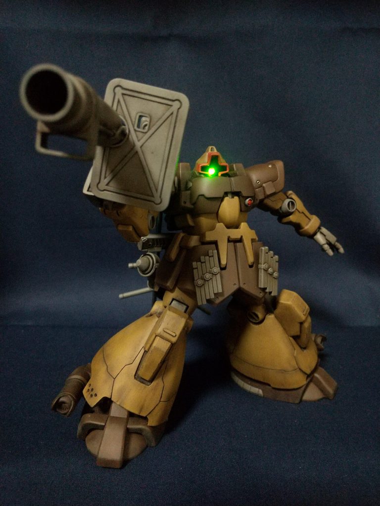 モノアイはUC版のピンクではなく、0083らしく緑に光ります。ドムについている胸の目くらましは、ドムトローペンはオミットされている、という設定だったと思うので光りません。