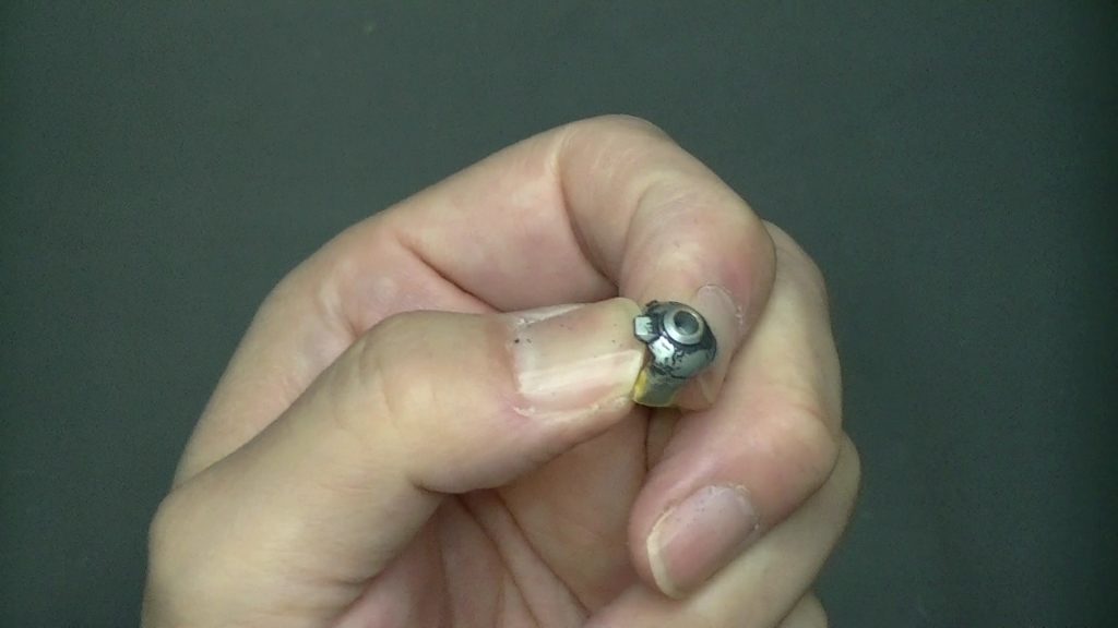 ファレホカラーでグレー部分を塗ったのですが、触れるだけで塗膜が剥がれるという事態に・・・。ファレホのゴールドはこすっても平気だったので、色によって食いつきに相性があるみたいです。下地塗料の選定も大事かもしれないです。