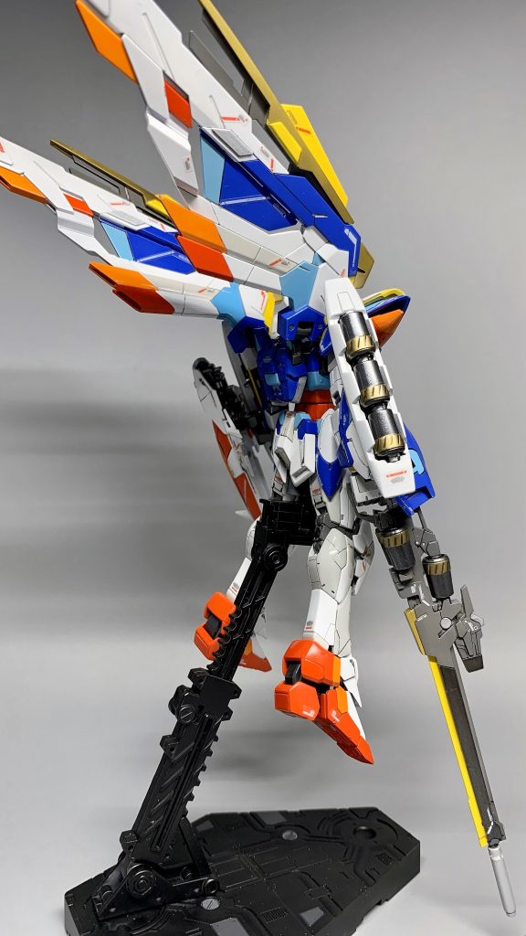 このキットの魅力でもある両翼は、白でのっぺりした感じになるのが嫌だったので、塗り分けしてカラフルに。