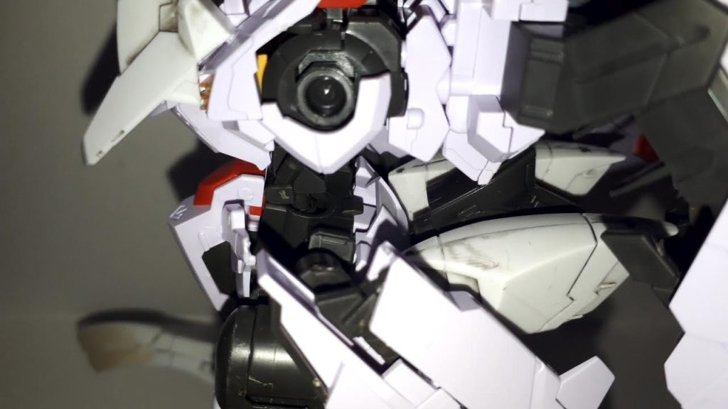 リアスカートにハシュマルも胴体パーツを取り付けたため腰が少し空いてしまったのでプラバンで延長しておきました