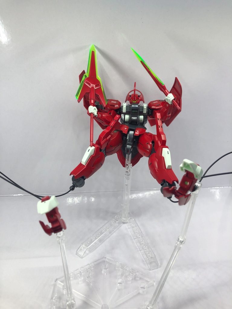 足の有線クローが特徴的ですね前腕とか飛ばしている技術はGUNDと別とのことですが、2期で強化されて登場の展開があればGUND制御になったりするんですかね