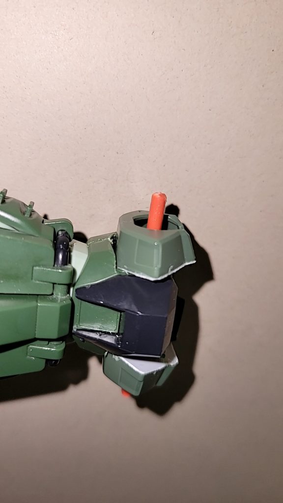 胴体をえぐりジンクスのパーツを接着