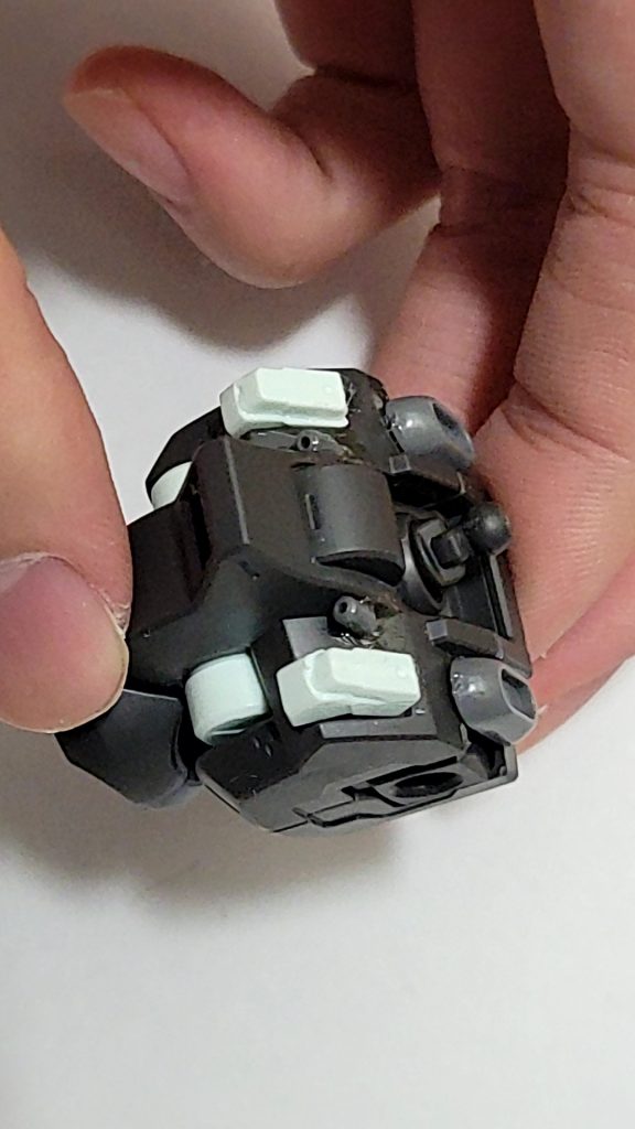 胸部の白いパーツを短くして、バルカンを追加