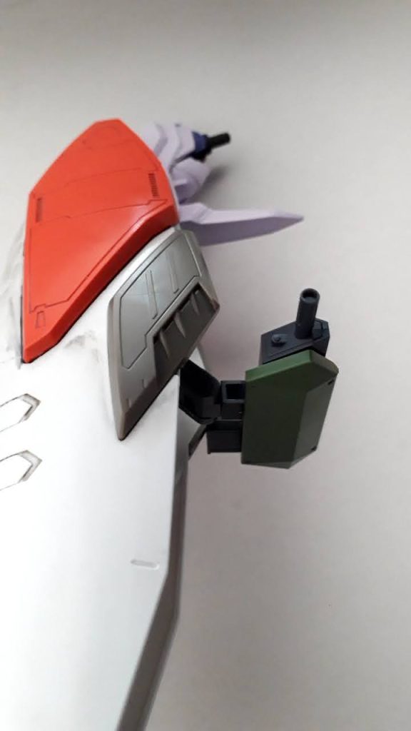 肩の内側にはアームでマシンガンを取り付けています