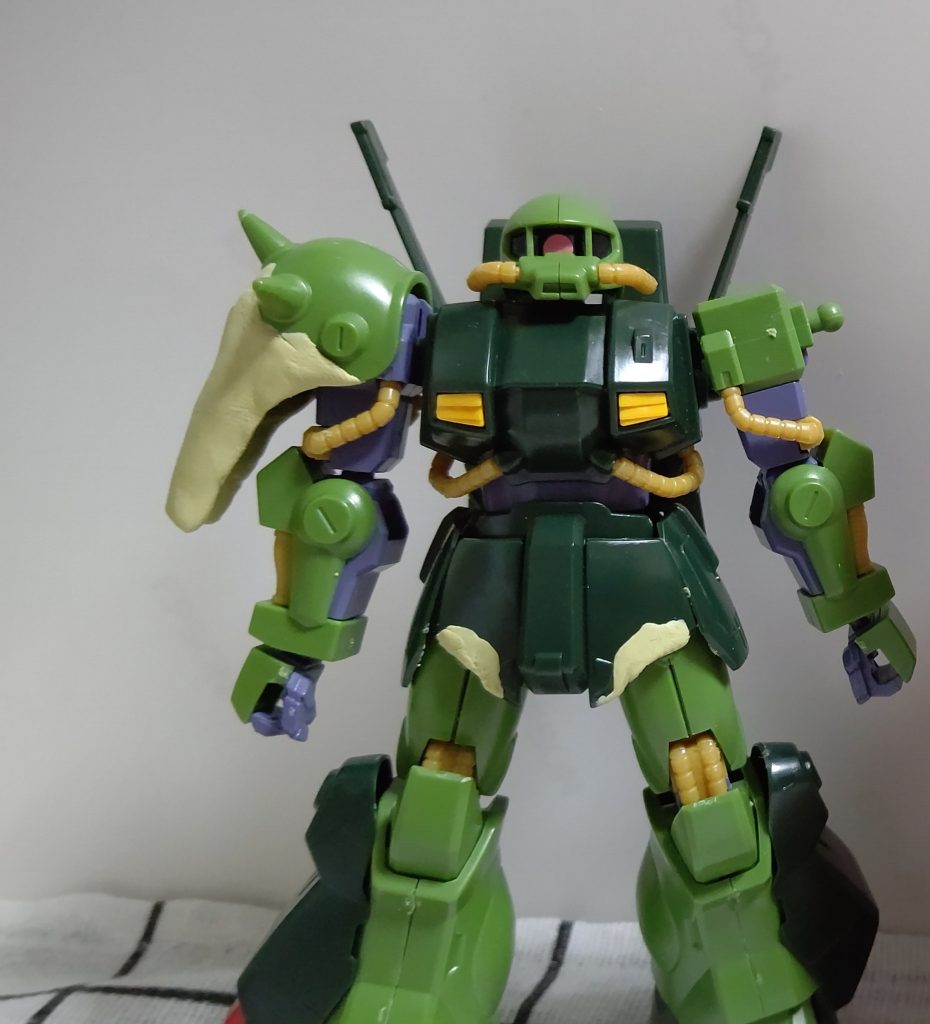 元の機体ハイザックにパテ塗りだいたいのイメージ組み立てる改造する部分の資料やアニメ見て確認をしました