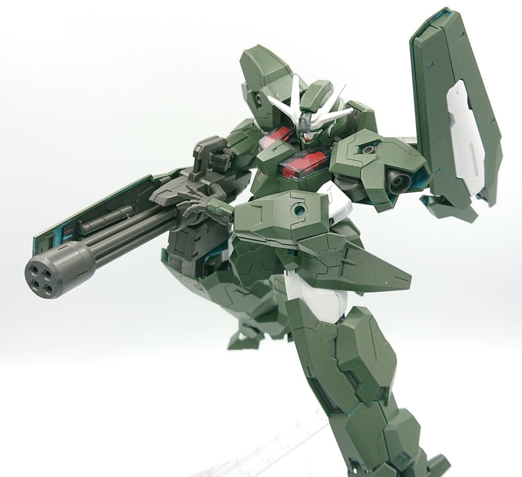 成型色も悪くはないのですが、少し明るすぎるように思えたため今回はミスターカラーの濃緑色で濃い目の緑にしています。また発光ユニットである赤い部分は今は絶版となってるガイアカラーのアルペジオカラー、ルミナスレッドで塗装しています。蓄光塗料らしいのですが、今のところ光った試しはありませんので蛍光塗料でも良かったかなと思っています。