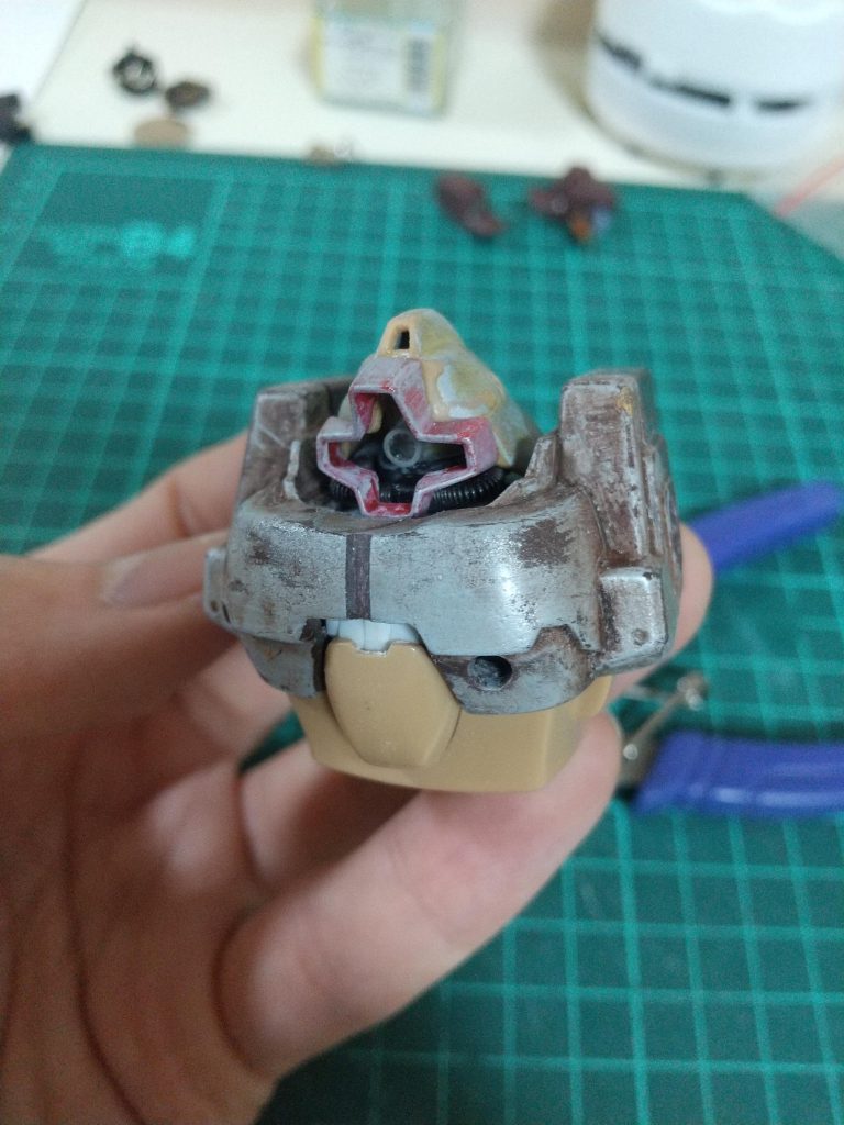 頭の中身は切った貼ったしていましたが、結局フルスクラッチになりました。モノアイの可動は電飾の都合があるためスライド式にしています。動力パイプ部をスプリングにしたり、頭頂部のカメラは開口してクリアパーツ化しています。また、コックピットを自作する都合上、ハッチの開閉機構も新造しています。