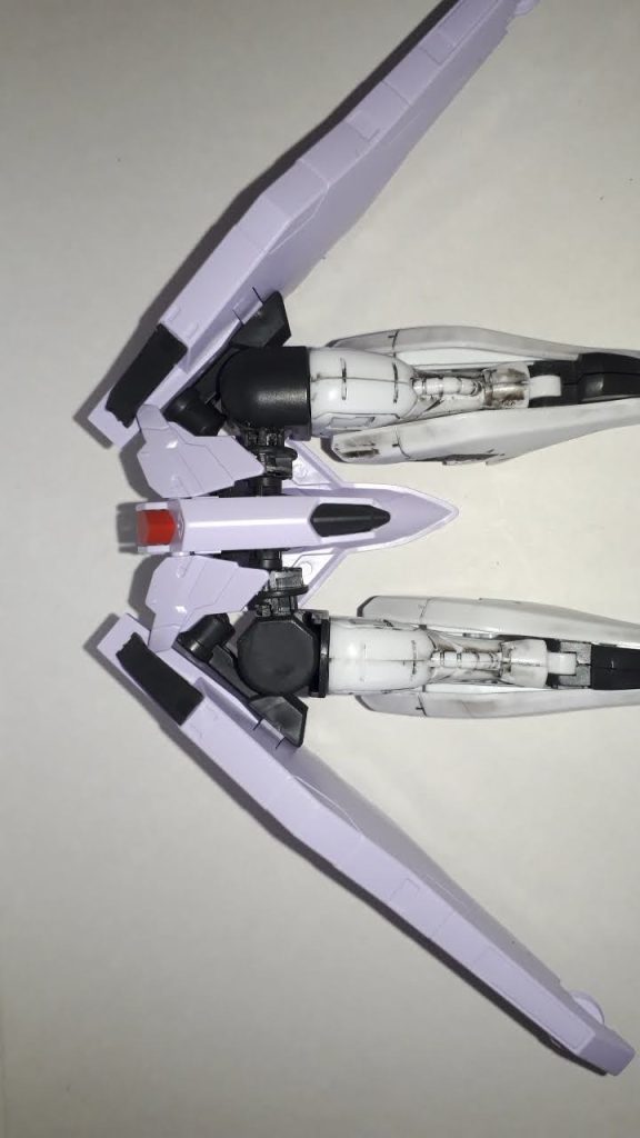 ハシュマルの足?の股関節の部分を少しカットし3㎜穴を空けてマルコシアスの腰に接続できるようにしました