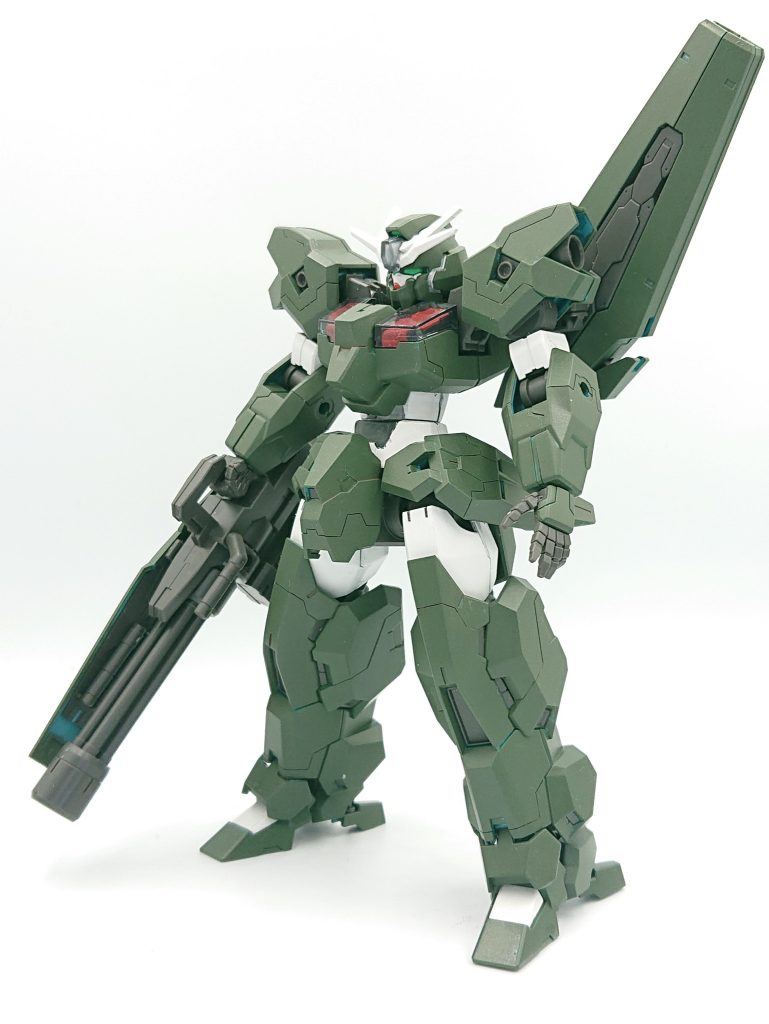 本機体はいわゆる「ずんぐりむっくり」な重装モビルスーツでガタイの良さが売りではありますが、首が埋まっているように思えたことと過去に作成したルブリス同様に腰の寸詰まり感があったので、それぞれで延長工作を行いました。首は約1ミリの延長、胴体は3ミリの延長をしています。