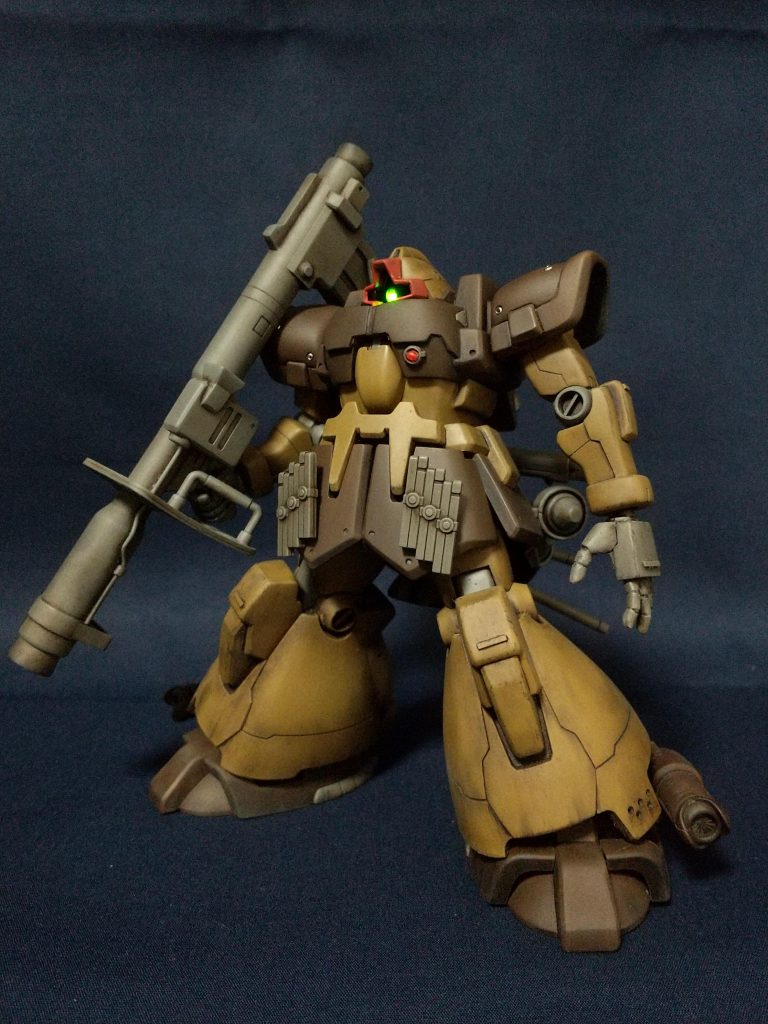 記憶を頼りに全塗装しています。(というより、本編だとカットによって色が変わっている場合があったような…)大きなスタイル改修は行わず、簡単なディテールアップとウェザリング、電飾を行なっています。