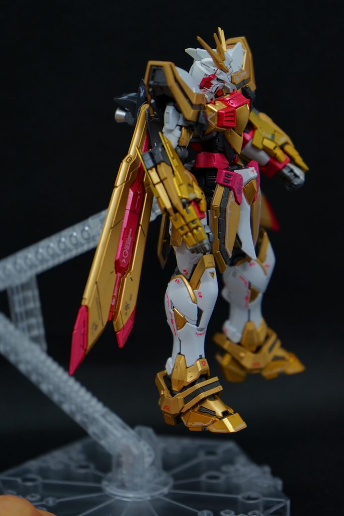 側面部。間接等内部メカ系統には、ガイアノーツのサフメタを吹いています。