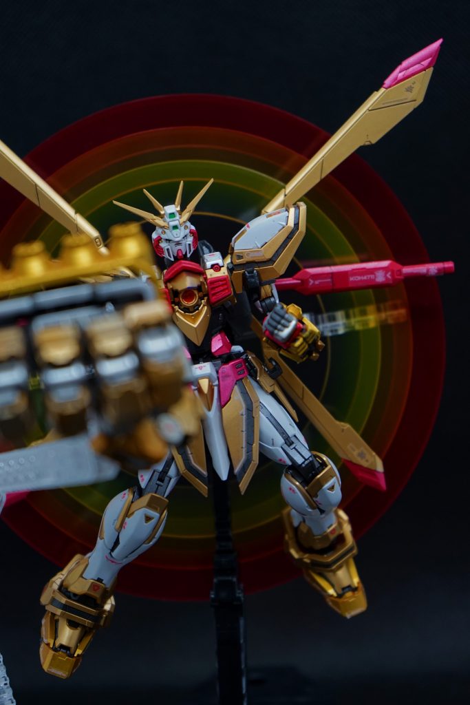 前述の巨腕を活用したショット。ガングニールといえば、ここぞの時の巨腕の一撃!!この表現がしたいがために、コトブキヤのギカンティックアームを購入しました。