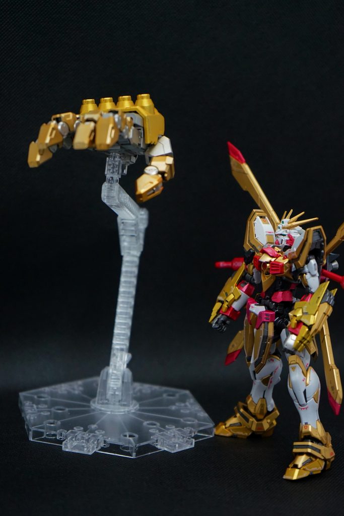 巨腕君とそれを見上げるSGガンダム。ソルブライトガングニールガンダム、略すとSGガンダムなんですが、ソルブライトGガンダムと呼べば、ゴッドの強化形態みたいになりますね!