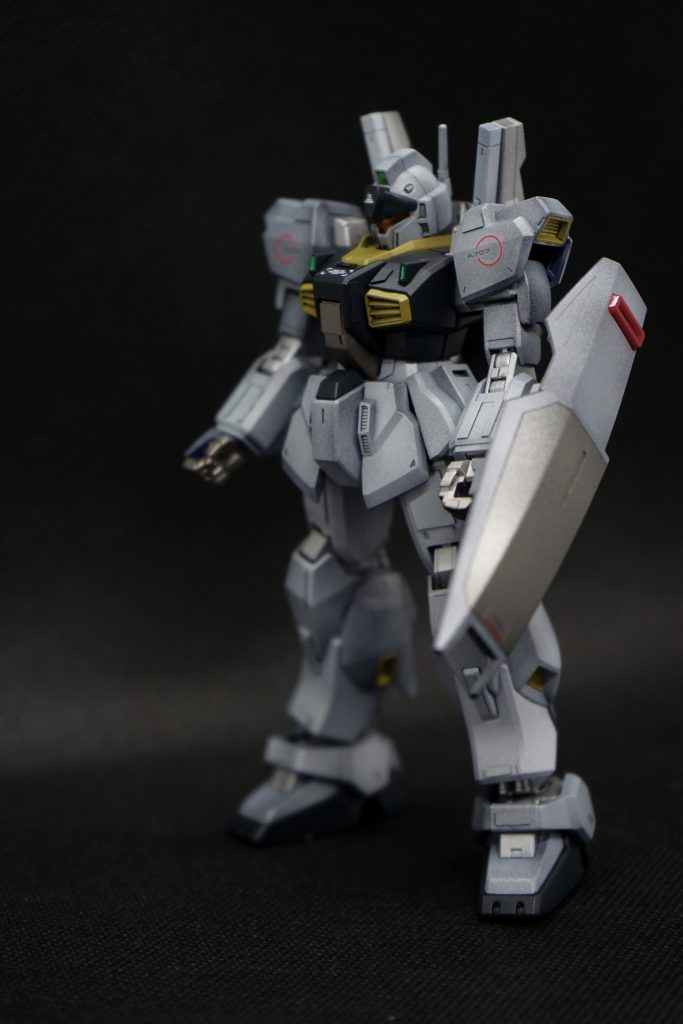 高機動装備オミットバージョン頭部をジムにして色を揃えるだけで、それなりのパイロットが乗っていそうな機体に仕上がるので、ミキシングは奥が深いのだなと思いました。