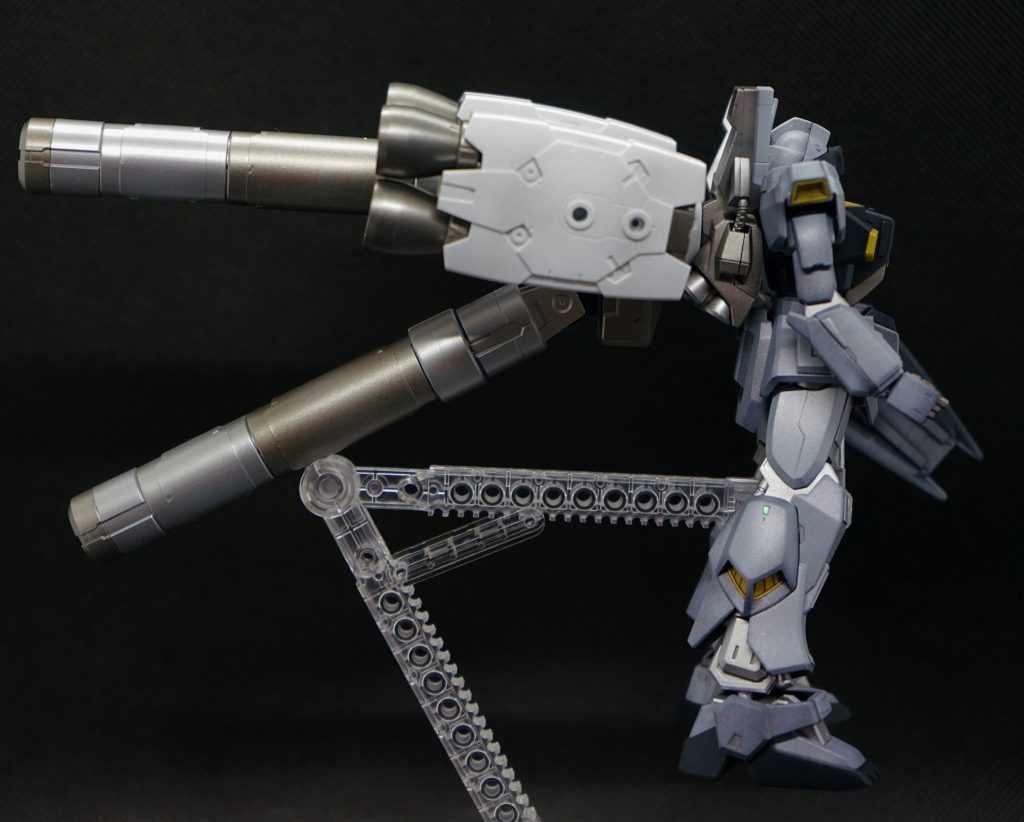 側面から。色々と試行錯誤したのですが、ブースターとのドッキングが難しく、バックパックに刺しています。戦線に到着後はパージするという設定でお願いします。