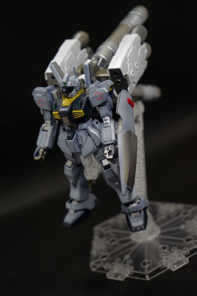 やや上から。色分けはリ・ガズィを参考にしています。量産型とワンオフの間くらいのイメージで作りました。