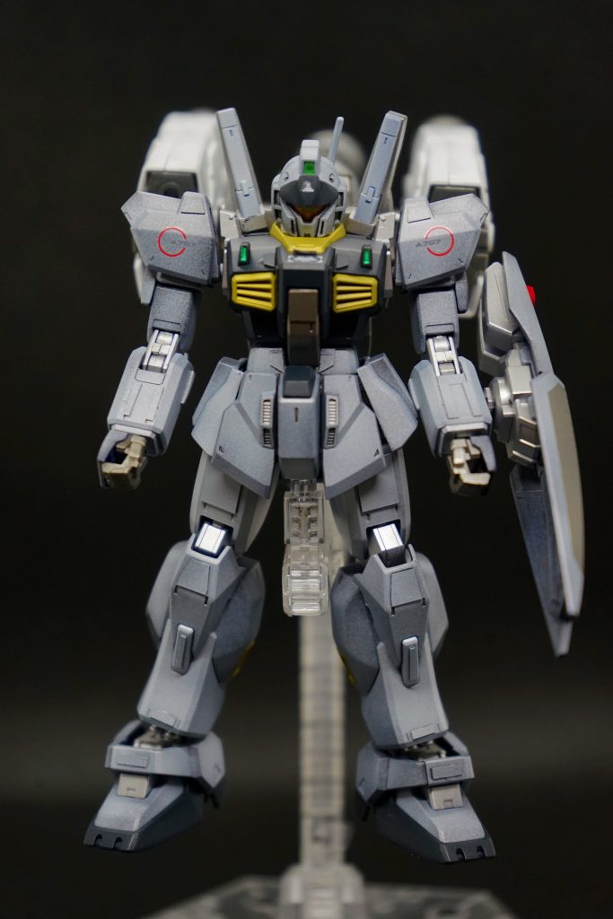 正面からプラ板は肩部、腕部、脚部と満遍なく使用しています。塗装は、全体を黒サフで塗装後、メインカラーにMr.カラーのグレー＋シルバー、胸部などはミッドナイトブルー、関節部にはMr.カラーのスーパーシルバーを使用しています。また、センサー類に一部ラピーテープミニを使用しました。