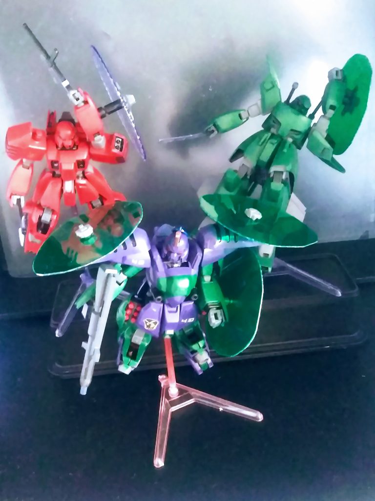 折角なので 変態❌➡️編隊飛行を。   アニメは富野節全開で癖がありますが、このキット達は造形が絶妙(特にヴィクトリー)なので組み上がった時の満足感が◎です。