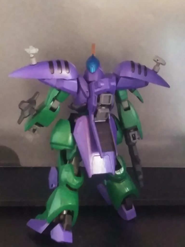 『ゴッゾーラ』は攻撃特化(ミサイル、キャノンなど)『メッメドーザ』は空戦特化(肩にビームローター×2、膝に謎エンジンらしきもの?)と成っております。