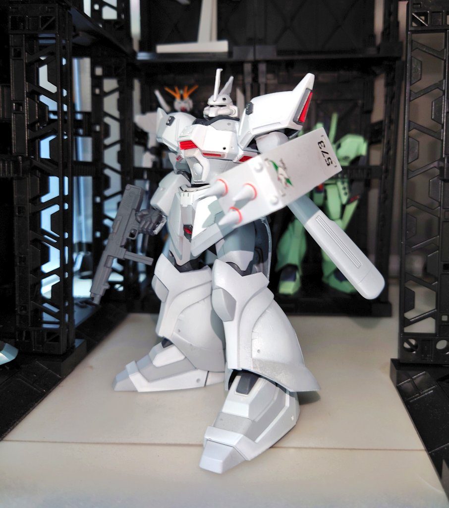 シールドはマツナガ大尉専用高機動型ザクのシールドだったという設定。代わりに肩のマーキングはオミットしました。