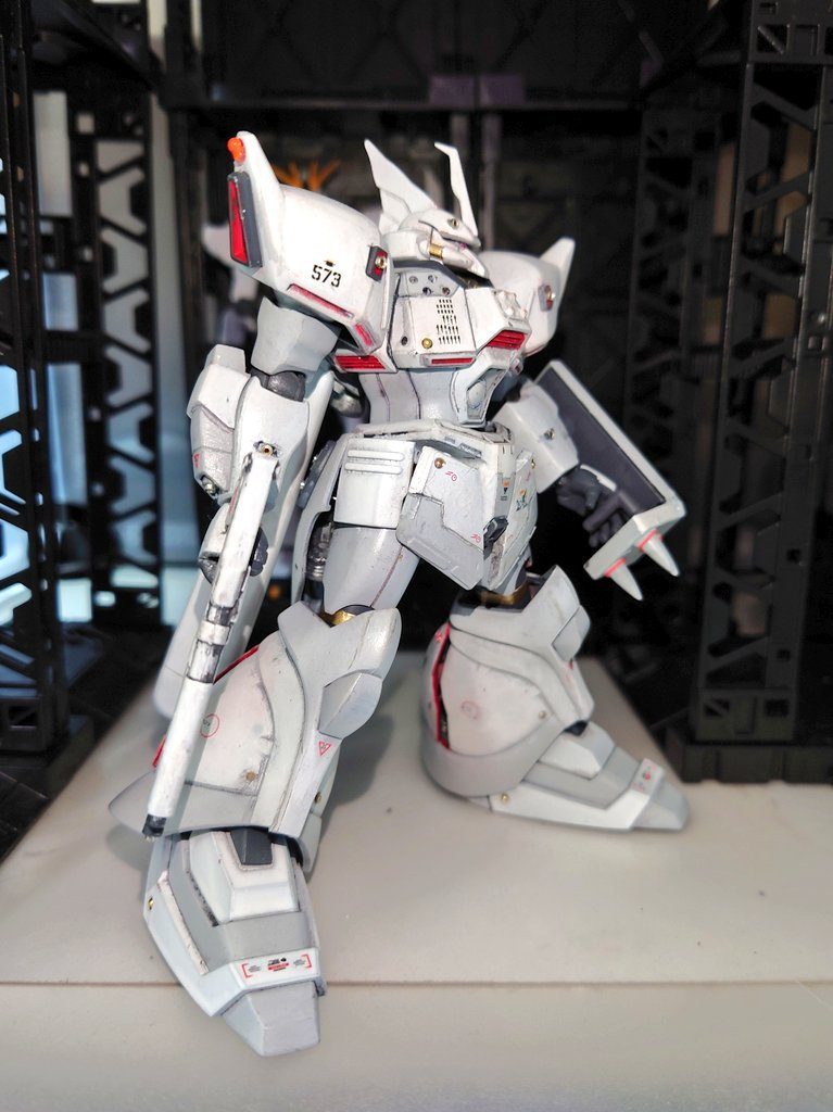 通常カラーのゲルググＪをシン・マツナガカラーに全塗装しました。近接戦闘が得意というシン・マツナガ大尉な設定に沿ってゲルググマリーネ武装に交換しました。また、ゲルググマリーネを参考にふくらはぎを開口。ヒンジを自作して開閉式にしました。