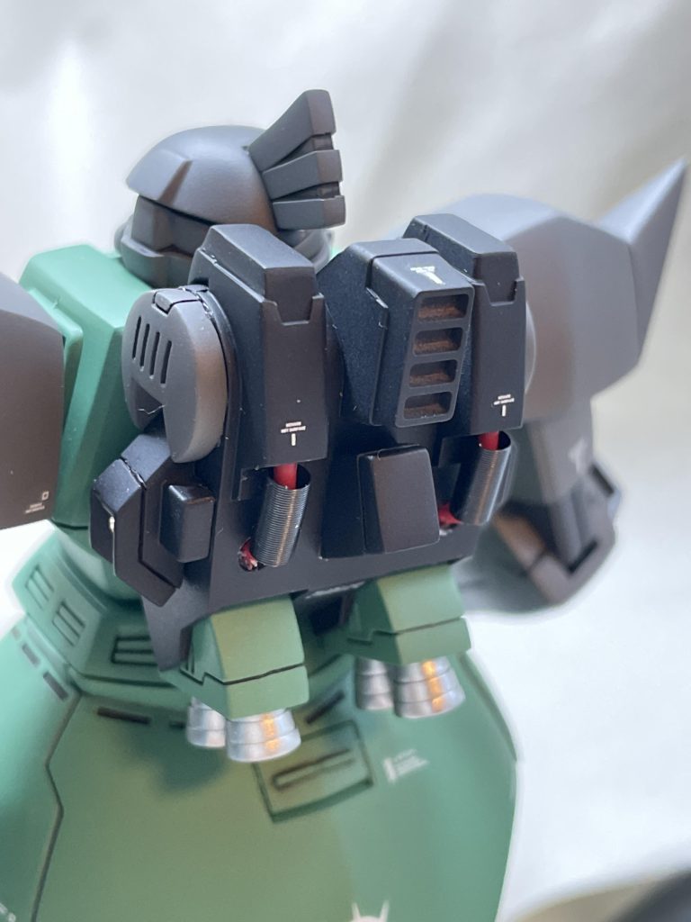 バックパックは金型が古いのかガンプラにしてはパーツの合いが良くなく合わせ目消しやら筋彫りやらで苦労しました。