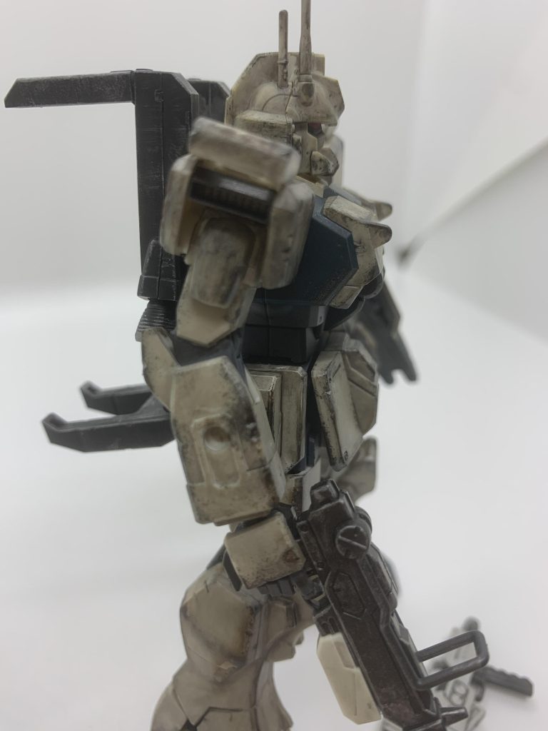 横から見て少し寂しかったのでディテールアップで黒鉄色に塗装したコトブキヤのダクトを肩パーツの内側に取り付けています。