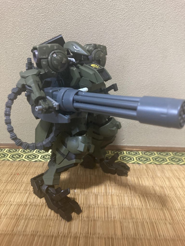 個人的には右手で抱えるように持っているガトリングガンが一番印象的です。