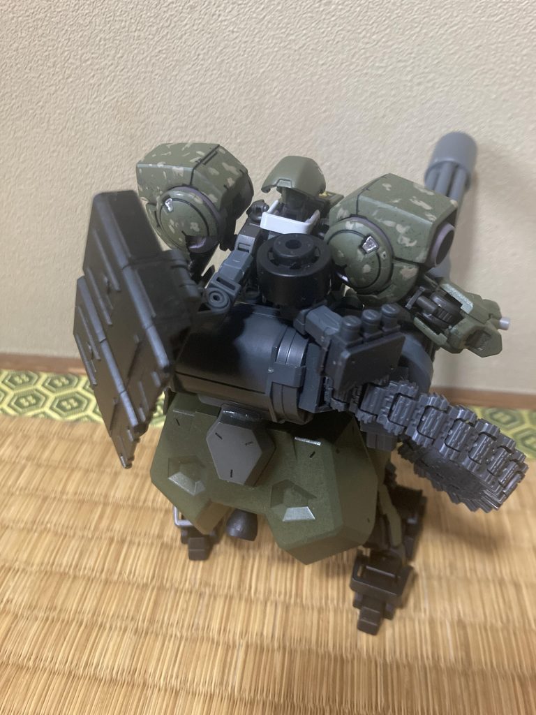 バックパックはこんな感じです。右側にはジャミング装置と、三連装スモークグレネード。左側には三連装ミサイルを二基ずつ装備しています。ガトリングの弾倉は後ろスカートの上に付いています。