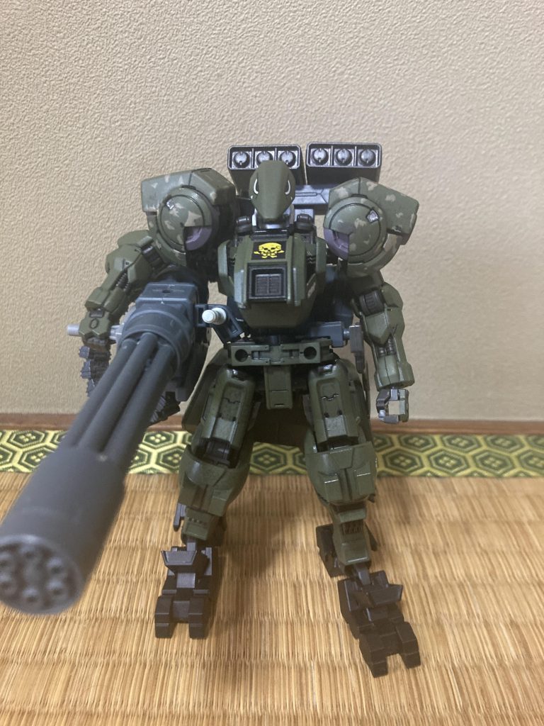 正面から。右腰にガトリング本体を繋ぐ軸があり、そこにビームサーベルを付けています。また左腰にはアサルトナイフを装備しています。