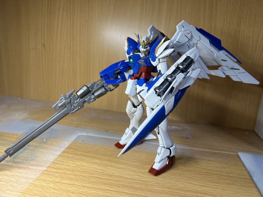 作った方々も言ってましたが、バスターライフルの保持力が無さすぎ一応、磁石とか、プラ棒とかで保持力アップを図ってみましたが、、、自分の技量では無理でしたなので、ポーズはこれで固定さて次は何作ろうかな〜ご覧いただきありがとうございました