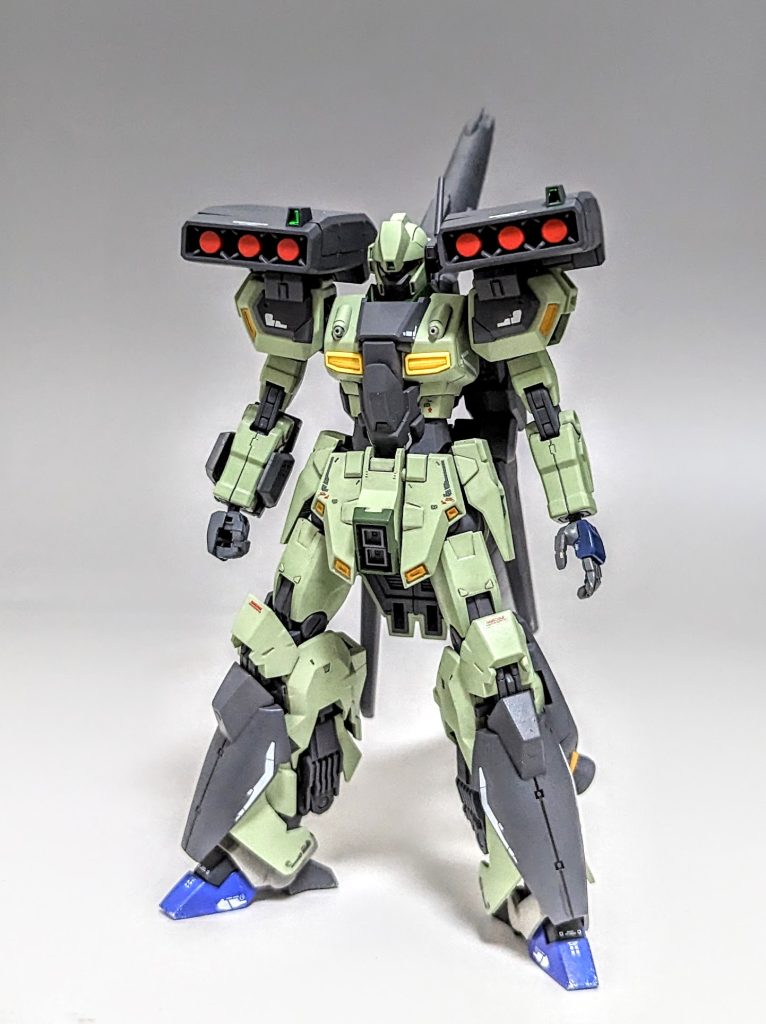 今回改修した箇所は足とバックパックのジョイントなどで、ガンプラ純正パーツに置き換えてます。