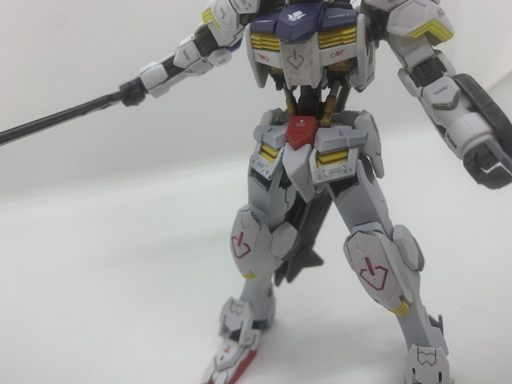 プラスチック感を消すためにまずはサーフェイサーエヴォブラックで染め上げ、塗装、デカール貼り、シリンダー部分塗装をしていきました。