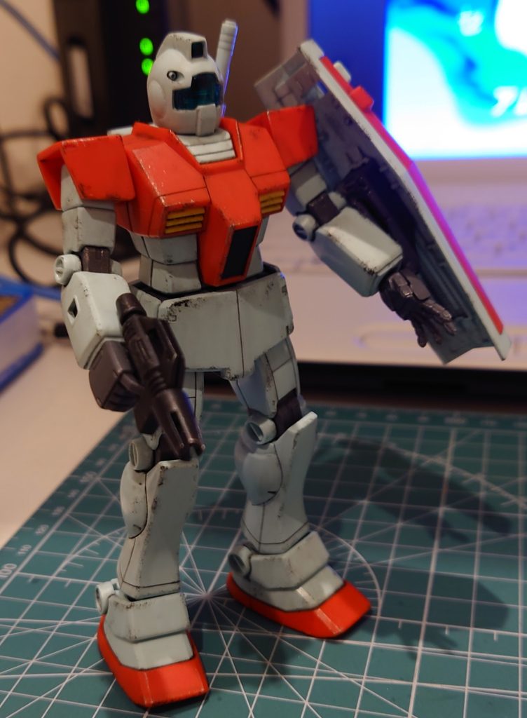 合わせ目消し→少しスジ彫り→トップコートつや消し→ウェザリングの簡単フィニッシュです。Mr.ウェザリングカラーのあと、タミヤエナメルブラックを使いスポンジでポンポン。次にタミヤエナメルシルバーでウォッシング。ほんとこれだけでジムもかっこ良くなりますね。ジムは何個あってもいいもんだ〜👍