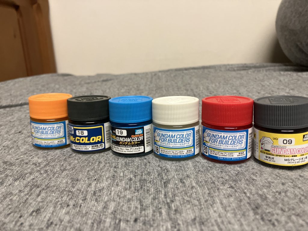 使用した塗料は塗装した順にRX78イエロー、RLM70ブラックグリーン、RX78ブルー、RX78ホワイト、RX78レッド、MSグレージオン系 です関節とグレー以外の外装パーツにはシルバーサフを吹いてあります