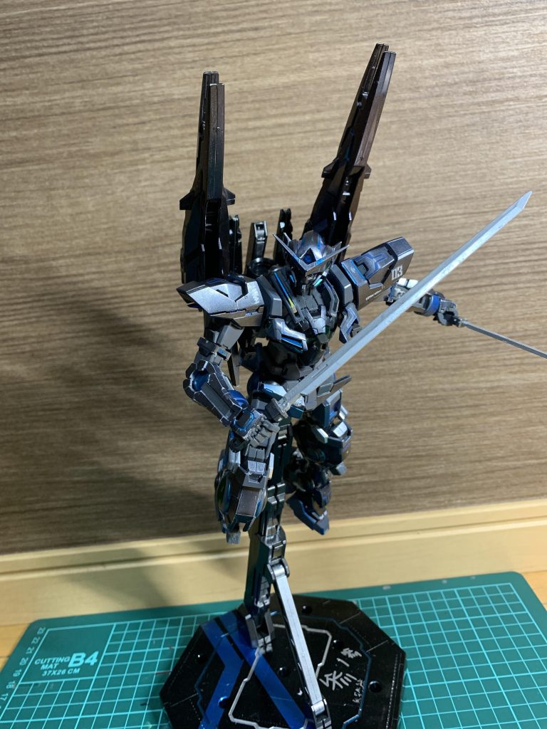 スピードタイプ/エクシアの太陽炉を活用した形態で武装は刀2本、背中に付いてるブースターはガンビットとして変形する。