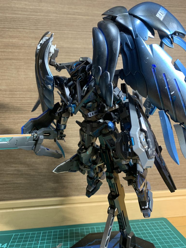 覚醒形態、肩から青い炎を噴出し通常の4倍の速度で可動する。だが、あまりにも速すぎて人間の耐えられない速度で手が付けられない。