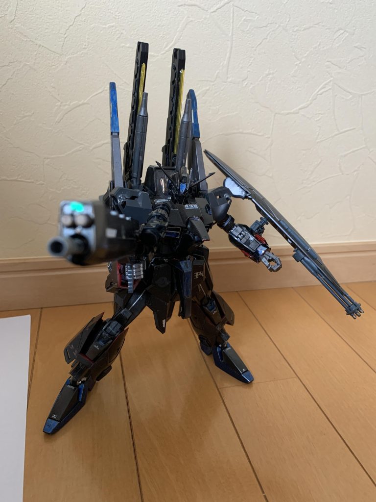 高圧縮式多目的ライフル。通常のライフルを巨大化、銃本体の発射口はマシンガンモード、狙撃モード、フェダーインライフルモード、オプションで6連装ガトリングを装備。