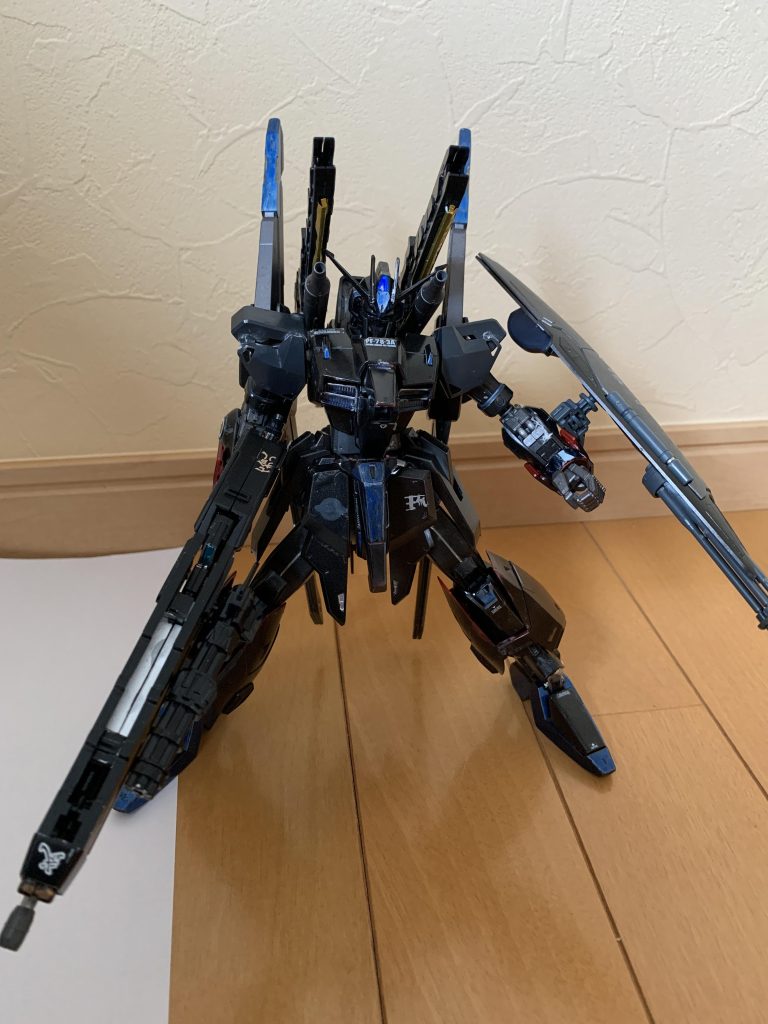 ビームキャノンとレールガン。機体の頭部バルカンの無い代わりに高火力のビームキャノン、拠点破壊及び戦艦などを破壊目的のレールガン、レールガンは一発撃った後、2分機体が動かない。