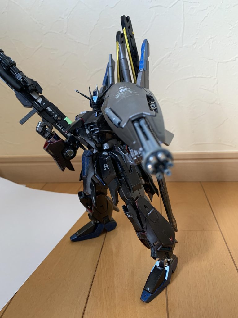 専用シールド改。本機体のシールドは既存のシールドに対人及び牽制、拠点破壊目的としてガトリングを内蔵、シールド裏側に予備のライフル用のエネルギーパックがあり、専用サーベルの付いている。