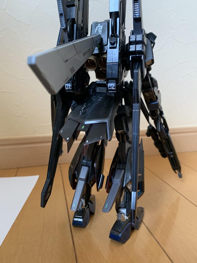 本機体はおもに後ろ側にスラスター、ブースターを付けており、高いスピードと遠距離に対応している。オプションとしてプロペラントタンクを装備可能。