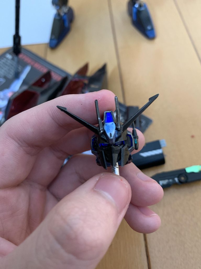 今回の頭部、ガンダムMKⅢの顔が少しゼータに近づけてブレードアンテナ4本、森林地帯及びあらゆる所に対応した通信アンテナ。(隊長機)